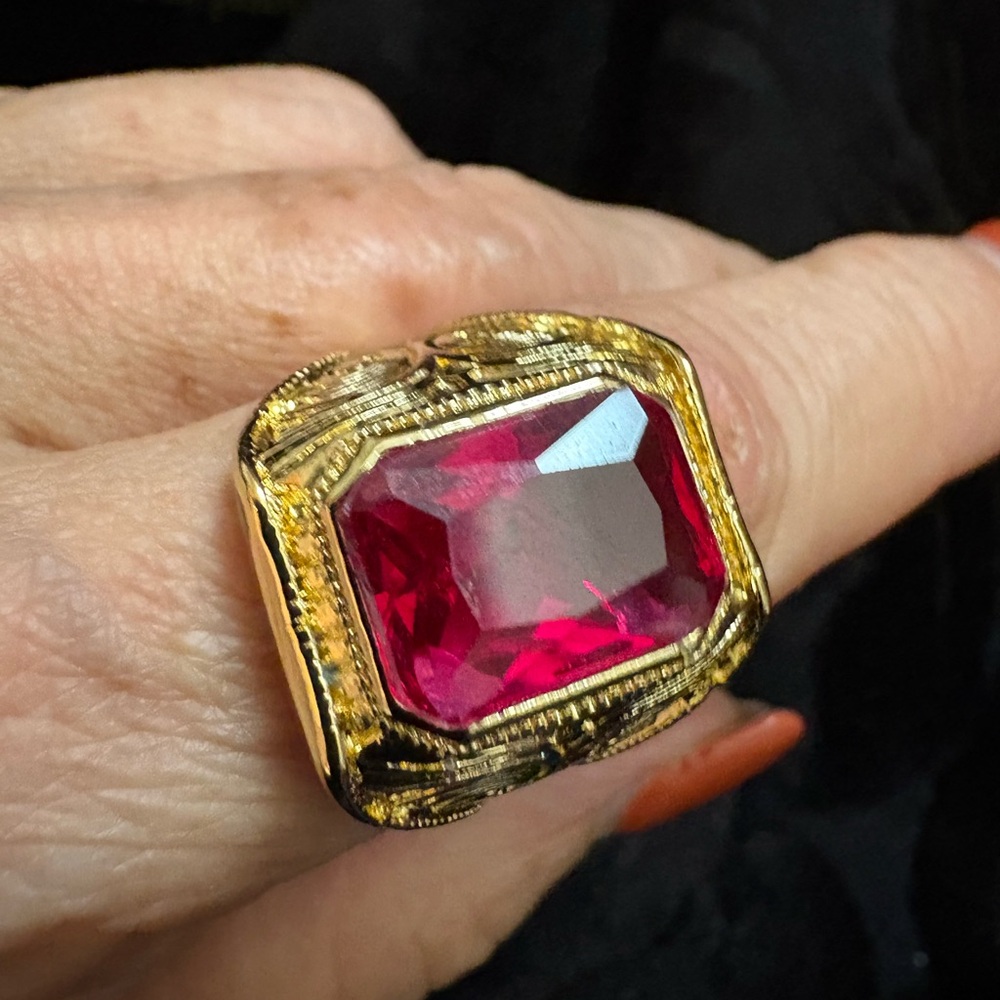 ELEGANT FACETED FAUX RUBY RED RING - Picture 14 of 16